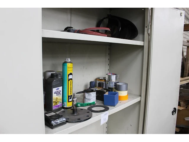 Inhoud kast w.o. tape, schuurlint, schoonmaakmiddelen en laskap. - afbeelding 2 van  2