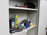 Inhoud kast w.o. tape, schuurlint, schoonmaakmiddelen en laskap. - afbeelding 2 van  2