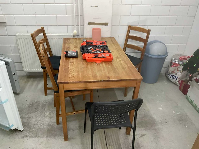 Inhoud keuken met tafel en stoelen en kerstdecoratie - afbeelding 2 van  13