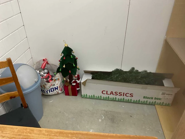 Inhoud keuken met tafel en stoelen en kerstdecoratie - afbeelding 4 van  13