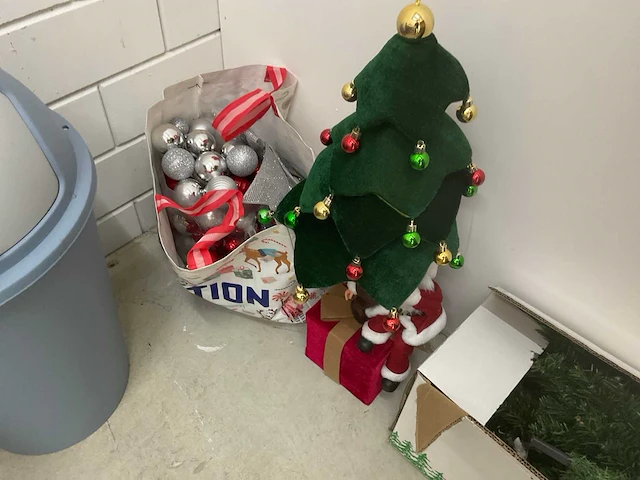 Inhoud keuken met tafel en stoelen en kerstdecoratie - afbeelding 5 van  13