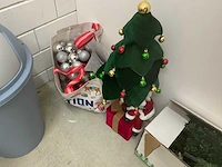 Inhoud keuken met tafel en stoelen en kerstdecoratie - afbeelding 5 van  13