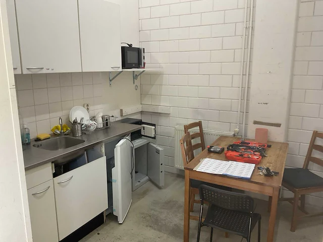 Inhoud keuken met tafel en stoelen en kerstdecoratie - afbeelding 1 van  13