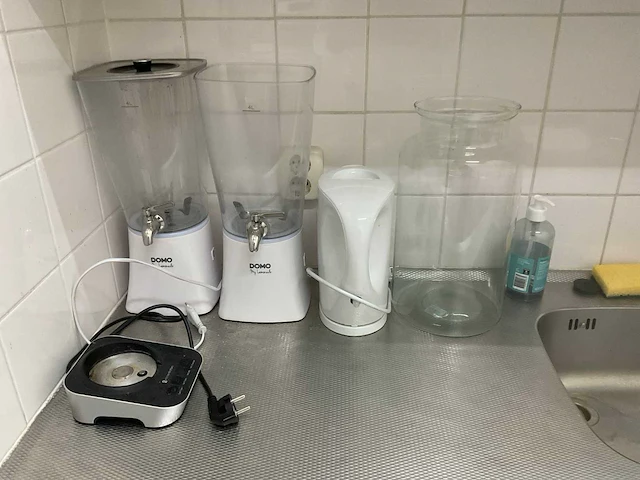 Inhoud keuken met tafel en stoelen en kerstdecoratie - afbeelding 6 van  13