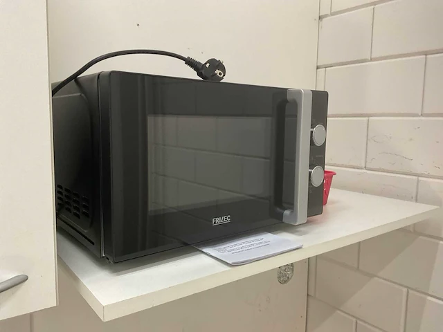 Inhoud keuken met tafel en stoelen en kerstdecoratie - afbeelding 7 van  13