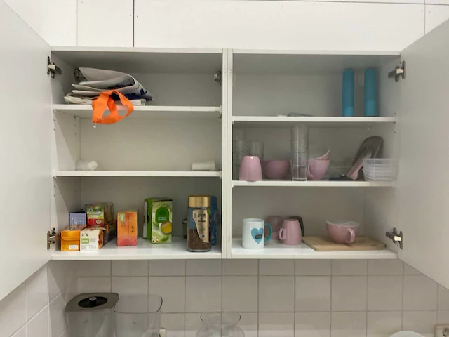Inhoud keuken met tafel en stoelen en kerstdecoratie - afbeelding 9 van  13