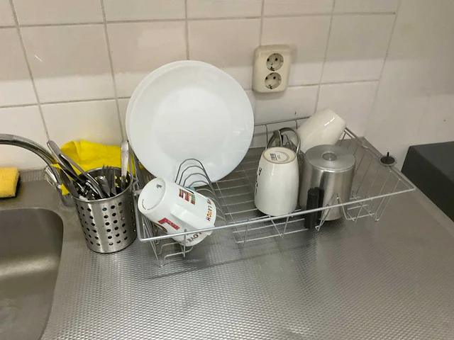 Inhoud keuken met tafel en stoelen en kerstdecoratie - afbeelding 10 van  13
