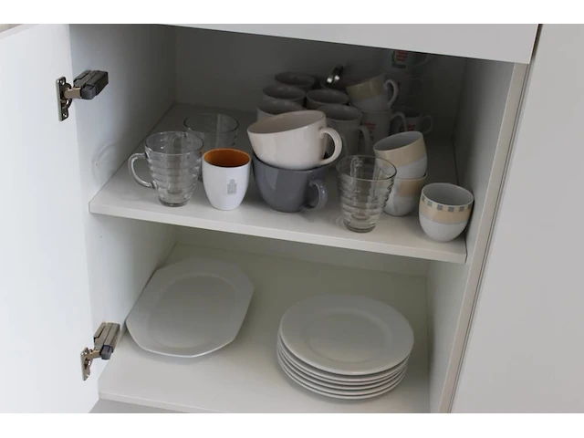 Inhoud keukenblok en vaatwasser: glaswerk, servies, dozen en bestek. - afbeelding 1 van  3