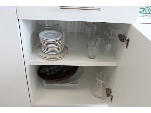 Inhoud keukenblok en vaatwasser: glaswerk, servies, dozen en bestek. - afbeelding 2 van  3