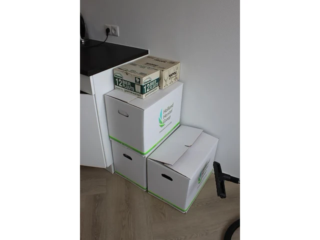 Inhoud keukenblok en vaatwasser: glaswerk, servies, dozen en bestek. - afbeelding 3 van  3