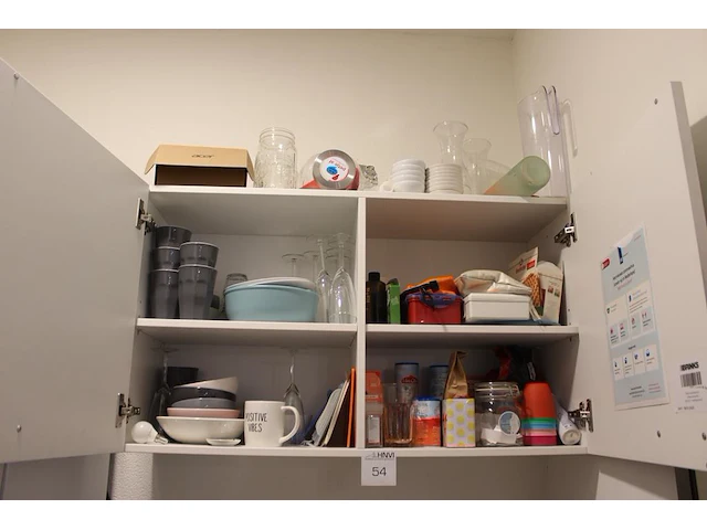 Inhoud keukenblok waaronder glaswerk servies en bestek. - afbeelding 1 van  4