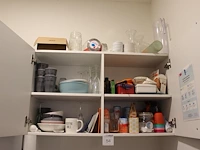 Inhoud keukenblok waaronder glaswerk servies en bestek. - afbeelding 1 van  4