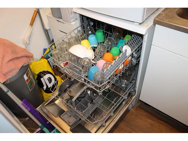 Inhoud keukenblok waaronder glaswerk servies en bestek. - afbeelding 4 van  4