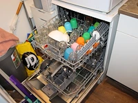 Inhoud keukenblok waaronder glaswerk servies en bestek. - afbeelding 4 van  4