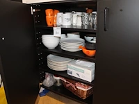 Inhoud keukenblok waaronder glaswerk servies en bestek. - afbeelding 1 van  5