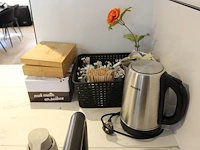 Inhoud keukenblok waaronder glaswerk servies en bestek. - afbeelding 2 van  5