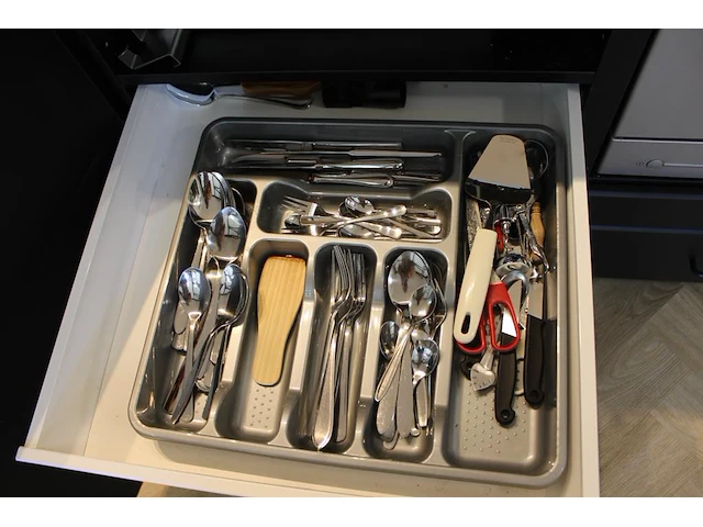 Inhoud keukenblok waaronder glaswerk servies en bestek. - afbeelding 3 van  5