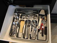 Inhoud keukenblok waaronder glaswerk servies en bestek. - afbeelding 3 van  5