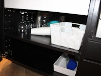 Inhoud keukenblok waaronder glaswerk servies en bestek. - afbeelding 5 van  5