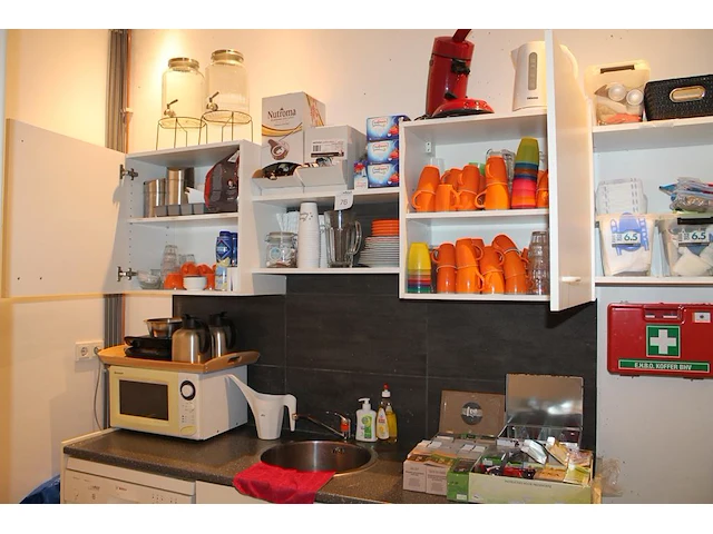 Inhoud keukenblok waaronder koffieapparaat senseo, waterkoker, serviesgoed, thermoskannen, dienblad, glaswe... - afbeelding 1 van  5