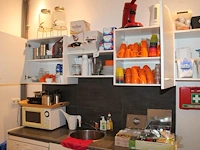 Inhoud keukenblok waaronder koffieapparaat senseo, waterkoker, serviesgoed, thermoskannen, dienblad, glaswe... - afbeelding 1 van  5