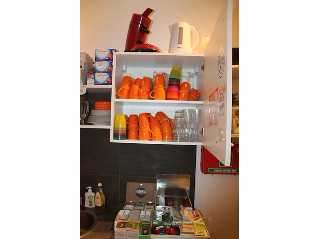 Inhoud keukenblok waaronder koffieapparaat senseo, waterkoker, serviesgoed, thermoskannen, dienblad, glaswe... - afbeelding 2 van  5