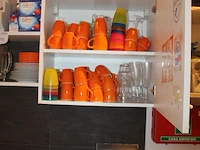 Inhoud keukenblok waaronder koffieapparaat senseo, waterkoker, serviesgoed, thermoskannen, dienblad, glaswe... - afbeelding 2 van  5