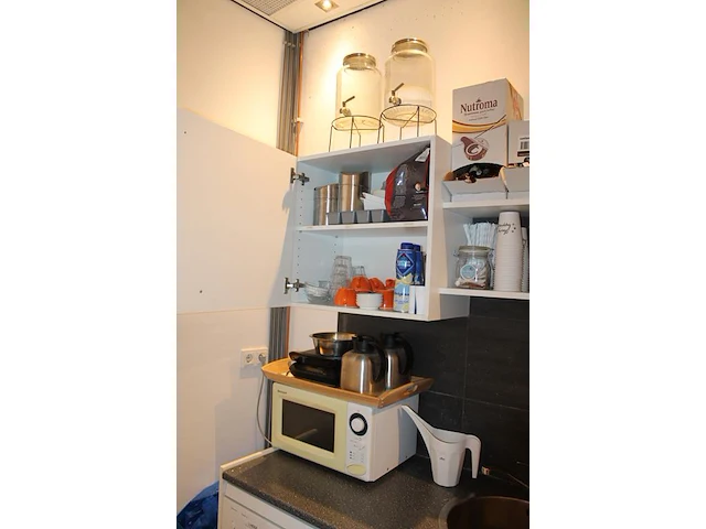 Inhoud keukenblok waaronder koffieapparaat senseo, waterkoker, serviesgoed, thermoskannen, dienblad, glaswe... - afbeelding 3 van  5