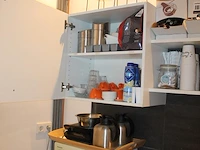 Inhoud keukenblok waaronder koffieapparaat senseo, waterkoker, serviesgoed, thermoskannen, dienblad, glaswe... - afbeelding 3 van  5