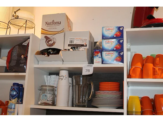 Inhoud keukenblok waaronder koffieapparaat senseo, waterkoker, serviesgoed, thermoskannen, dienblad, glaswe... - afbeelding 4 van  5