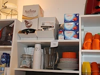 Inhoud keukenblok waaronder koffieapparaat senseo, waterkoker, serviesgoed, thermoskannen, dienblad, glaswe... - afbeelding 4 van  5