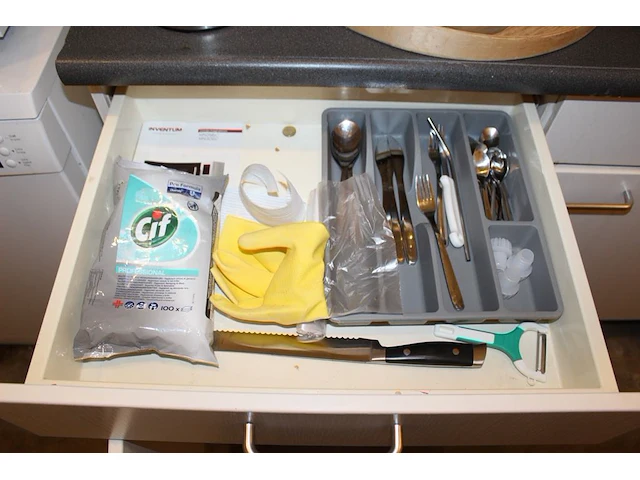 Inhoud keukenblok waaronder serviesgoed, glaswerk, bakjes, tosti-ijzer, waterkoker, poetsdoeken, waterkanne... - afbeelding 2 van  7