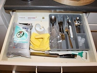 Inhoud keukenblok waaronder serviesgoed, glaswerk, bakjes, tosti-ijzer, waterkoker, poetsdoeken, waterkanne... - afbeelding 2 van  7