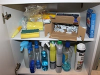 Inhoud keukenblok waaronder serviesgoed, glaswerk, bakjes, tosti-ijzer, waterkoker, poetsdoeken, waterkanne... - afbeelding 3 van  7