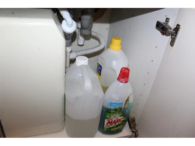 Inhoud keukenblok waaronder serviesgoed, glaswerk, bakjes, tosti-ijzer, waterkoker, poetsdoeken, waterkanne... - afbeelding 4 van  7