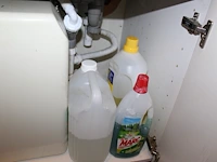 Inhoud keukenblok waaronder serviesgoed, glaswerk, bakjes, tosti-ijzer, waterkoker, poetsdoeken, waterkanne... - afbeelding 4 van  7