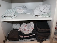 Inhoud keukenblok waaronder serviesgoed, glaswerk, bakjes, tosti-ijzer, waterkoker, poetsdoeken, waterkanne... - afbeelding 5 van  7