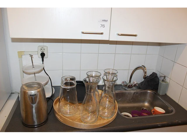 Inhoud keukenblok waaronder serviesgoed, glaswerk, bakjes, tosti-ijzer, waterkoker, poetsdoeken, waterkanne... - afbeelding 6 van  7