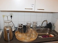 Inhoud keukenblok waaronder serviesgoed, glaswerk, bakjes, tosti-ijzer, waterkoker, poetsdoeken, waterkanne... - afbeelding 6 van  7