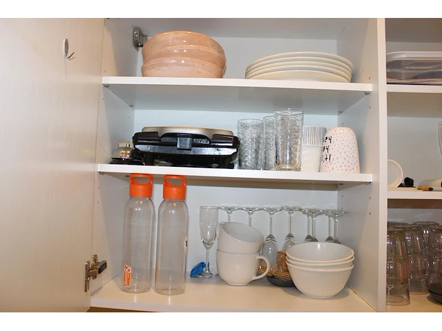 Inhoud keukenblok waaronder serviesgoed, glaswerk, bakjes, tosti-ijzer, waterkoker, poetsdoeken, waterkanne... - afbeelding 7 van  7