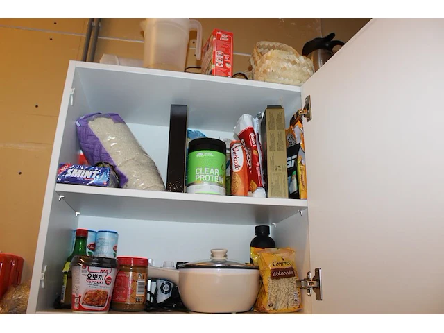 Inhoud keukenblok waaronder serviesgoed, thermoskan, dienbladen, glaswerk, voorraadpotten- en bakjes, tosti... - afbeelding 2 van  4