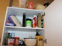 Inhoud keukenblok waaronder serviesgoed, thermoskan, dienbladen, glaswerk, voorraadpotten- en bakjes, tosti... - afbeelding 2 van  4