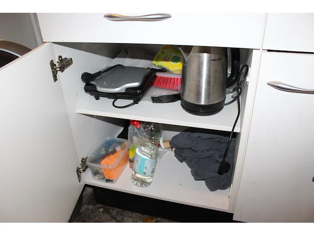 Inhoud keukenblok waaronder serviesgoed, thermoskan, dienbladen, glaswerk, voorraadpotten- en bakjes, tosti... - afbeelding 4 van  4