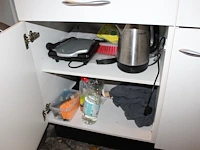 Inhoud keukenblok waaronder serviesgoed, thermoskan, dienbladen, glaswerk, voorraadpotten- en bakjes, tosti... - afbeelding 4 van  4
