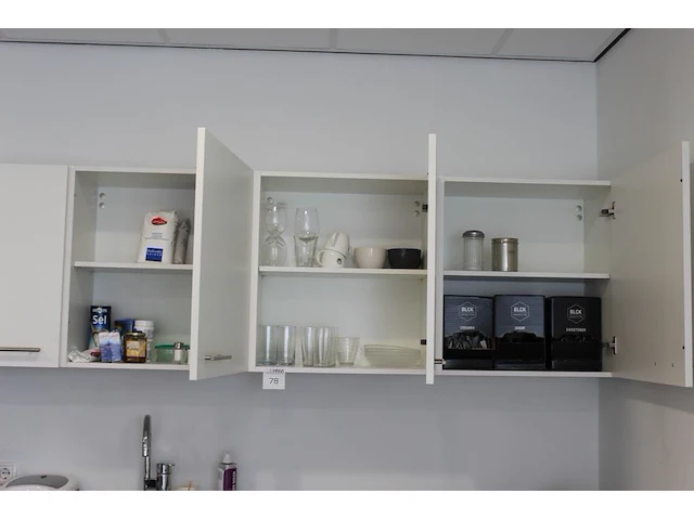 Inhoud keukenblok wo glaswerk, kopjes, melkpoeder, afvalzakken, schoonmaakproducten en thermoskannen. - afbeelding 1 van  4