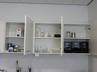 Inhoud keukenblok wo glaswerk, kopjes, melkpoeder, afvalzakken, schoonmaakproducten en thermoskannen. - afbeelding 1 van  4