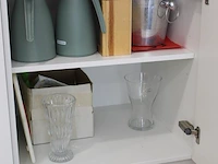 Inhoud keukenblok wo glaswerk, kopjes, melkpoeder, afvalzakken, schoonmaakproducten en thermoskannen. - afbeelding 2 van  4