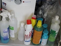Inhoud keukenblok wo glaswerk, kopjes, melkpoeder, afvalzakken, schoonmaakproducten en thermoskannen. - afbeelding 3 van  4