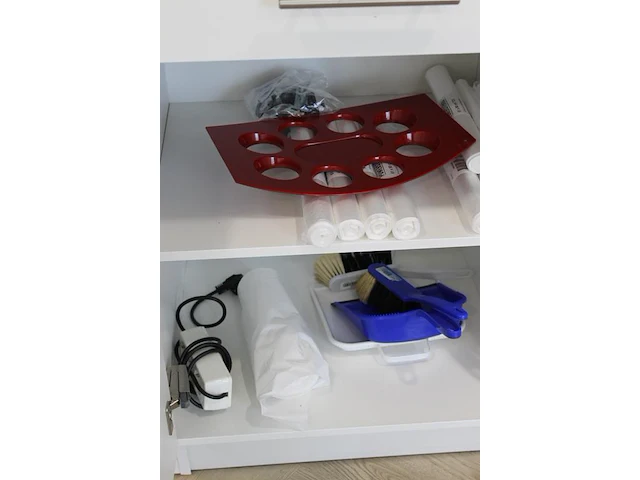 Inhoud keukenblok wo glaswerk, kopjes, melkpoeder, afvalzakken, schoonmaakproducten en thermoskannen. - afbeelding 4 van  4