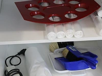 Inhoud keukenblok wo glaswerk, kopjes, melkpoeder, afvalzakken, schoonmaakproducten en thermoskannen. - afbeelding 4 van  4